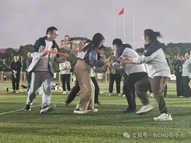 一群人站在草地上奔跑描述已自动生成.Jpeg