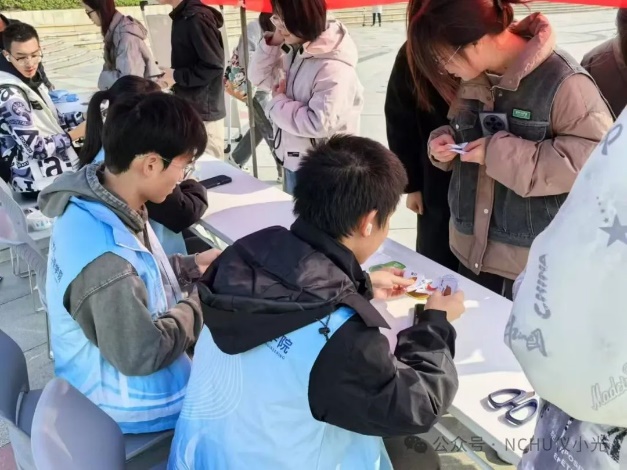 一群人正在聊天

描述已自动生成