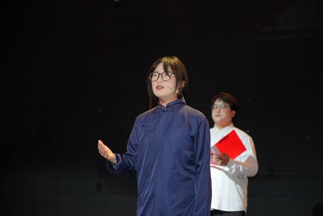 图片包含 人, 站, 户外, 男人

描述已自动生成