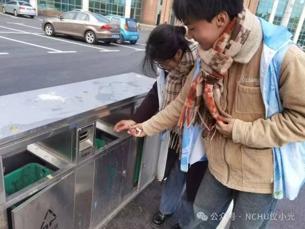 小孩在街道上

中度可信度描述已自动生成