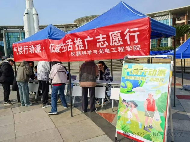 一群人站在建筑前

描述已自动生成