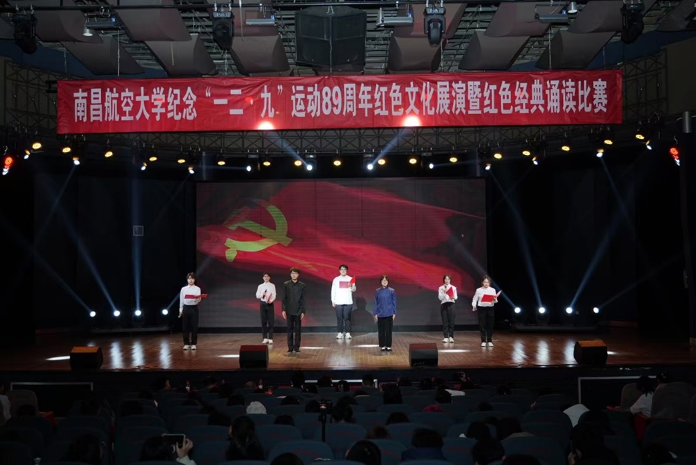 人们在看台上的人演出

低可信度描述已自动生成